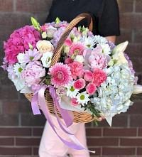 Композиция солнечный день в Ельне Цветочная композиция из Розы, Хризантемы, Пионы и Лизиантусы в корзине в Ельне