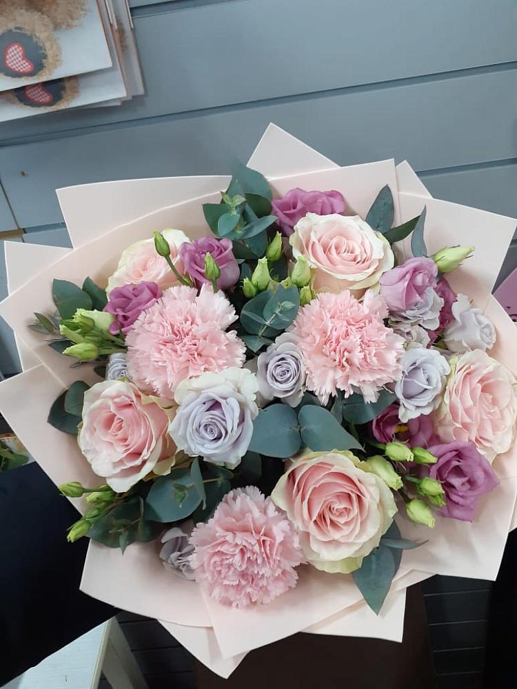 Букет цветов из: Розы, Гвоздики и Лизиантусы в Ельне